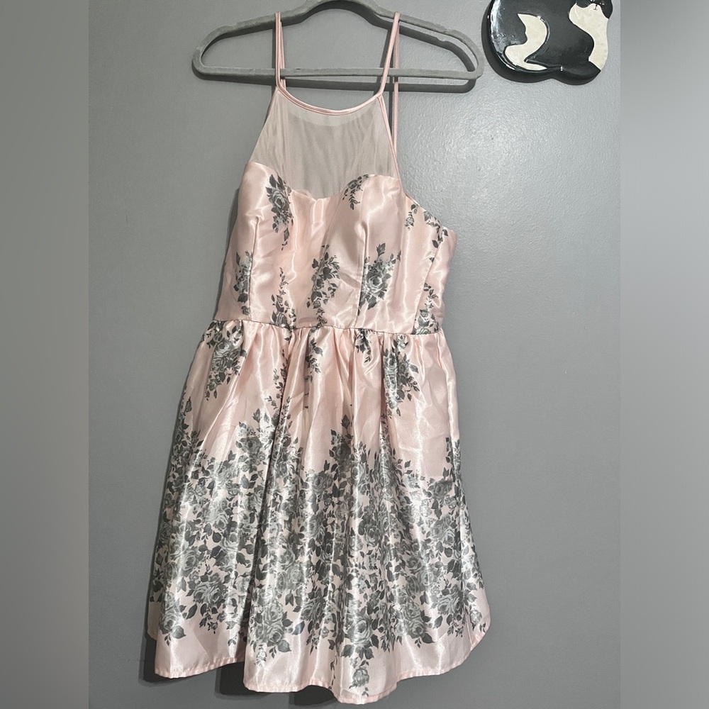 Light pink shade size 13, mesh chest area, has pockets!